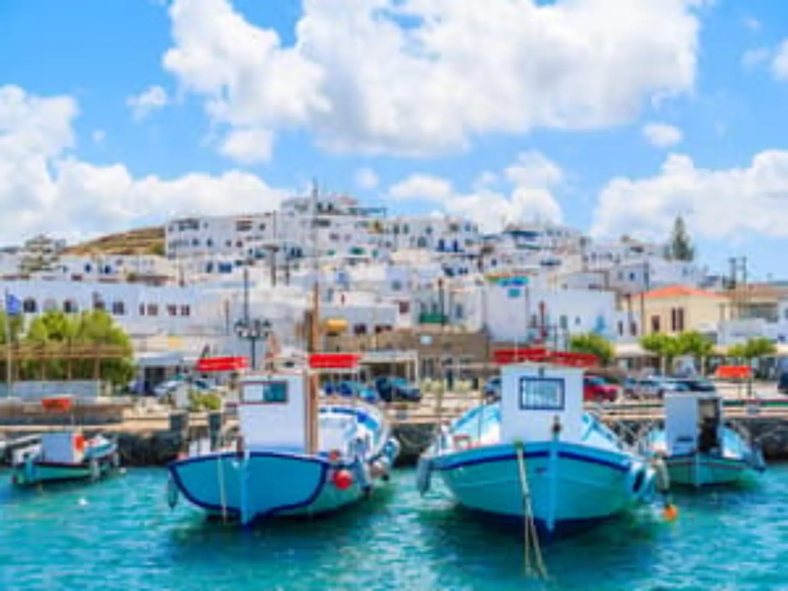 Kos Adası'na varan feribot ve adanın merkezindeki otobüs durağı