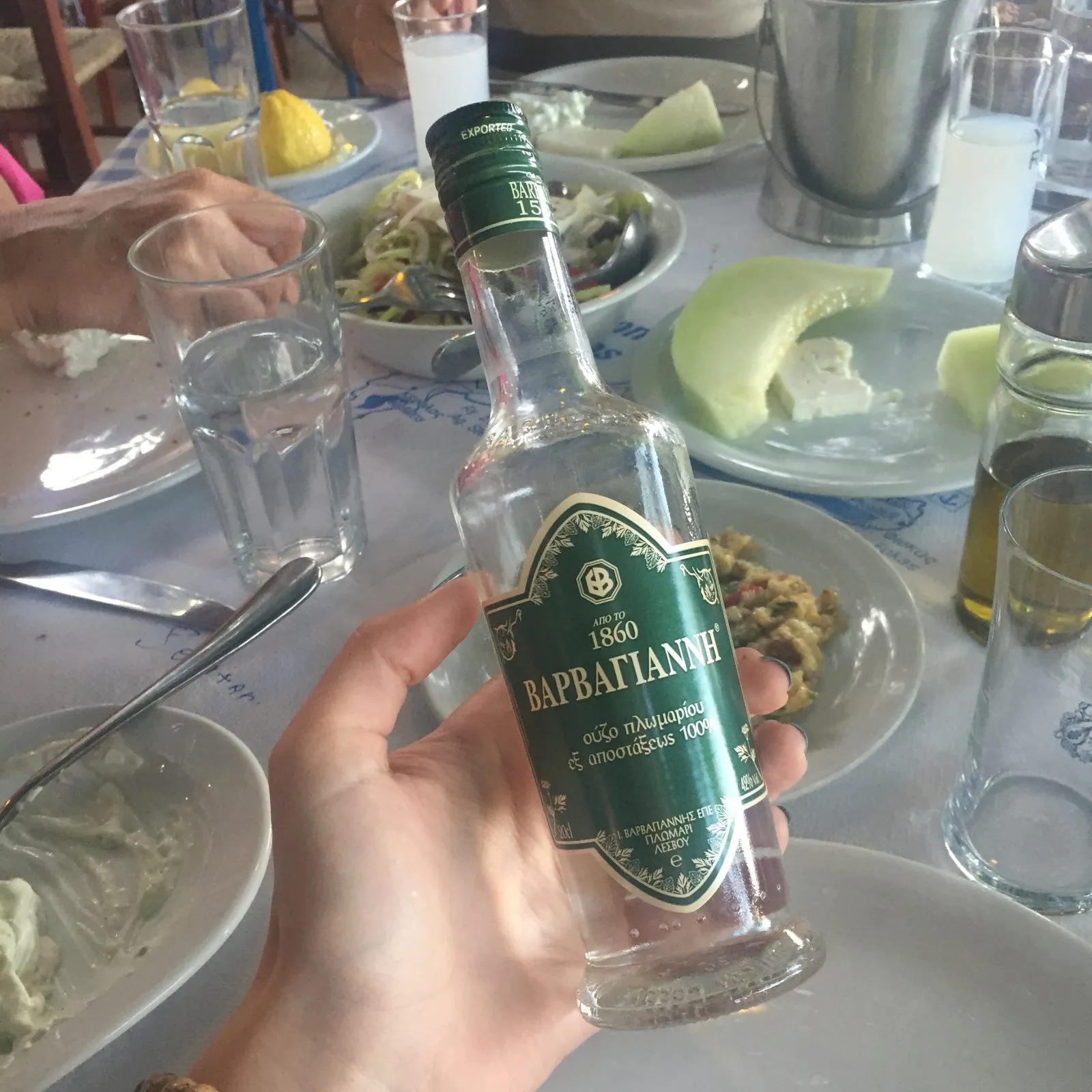 Kos Adası'nda geleneksel Yunan mezeleri, taze deniz ürünleri ve yerel şaraplarla dolu bir masa