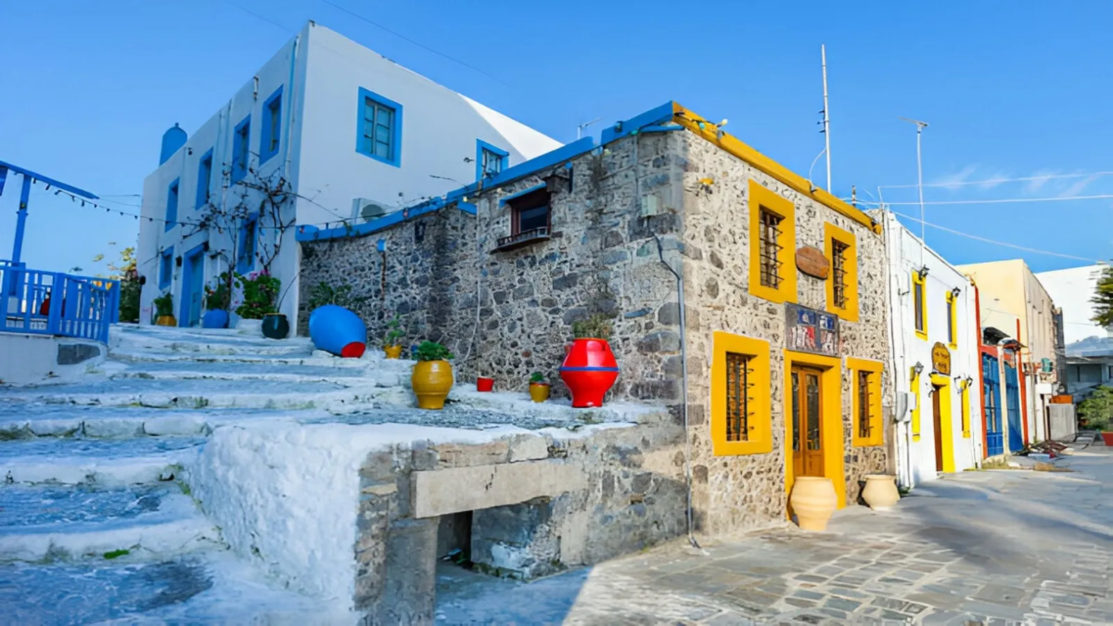 Kos Adası'nda gün batımı manzarasıyla bir sahil kasabası ve otel.