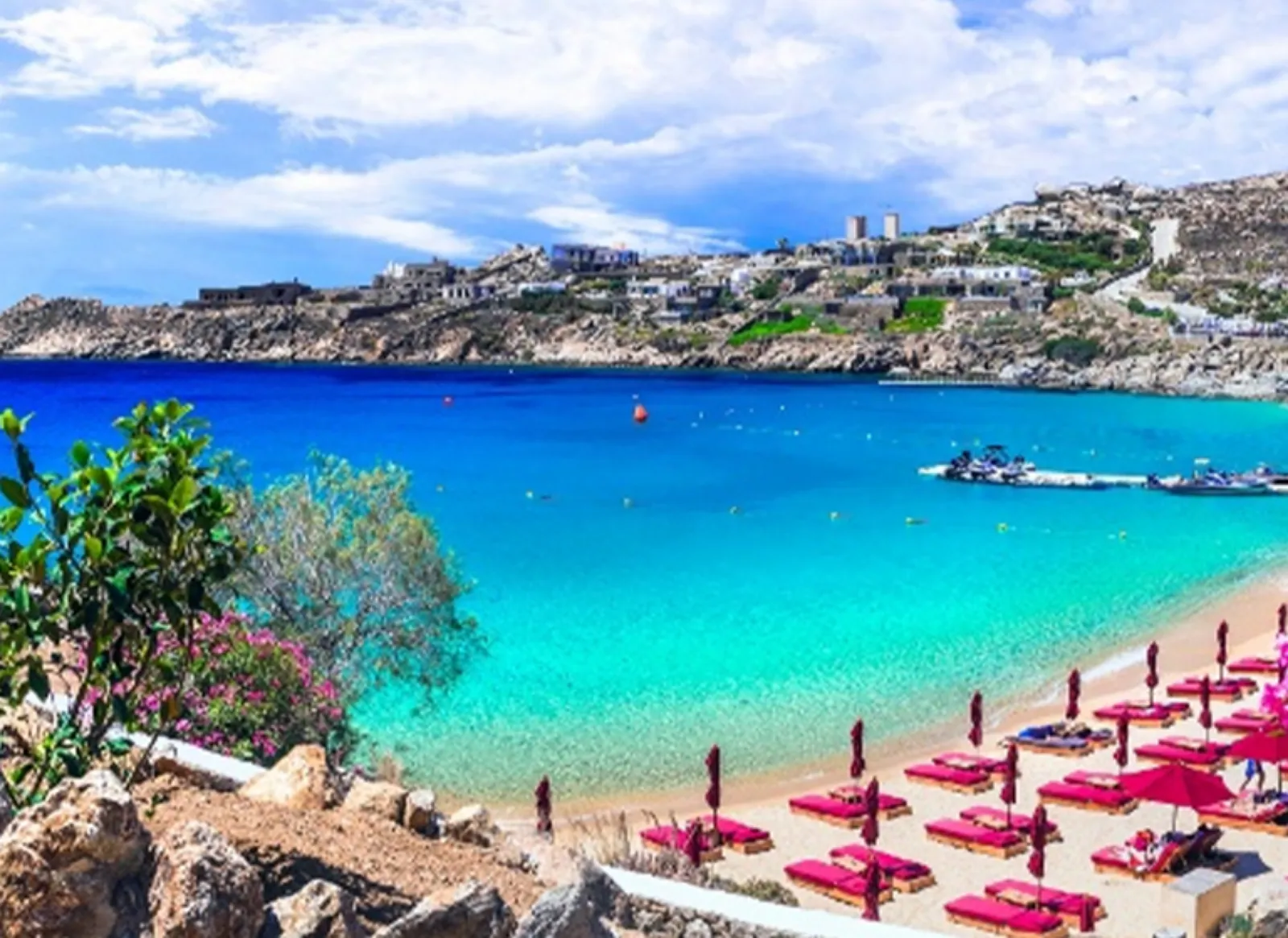 Kos Adası'nın turkuaz sularında bir plaj manzarası