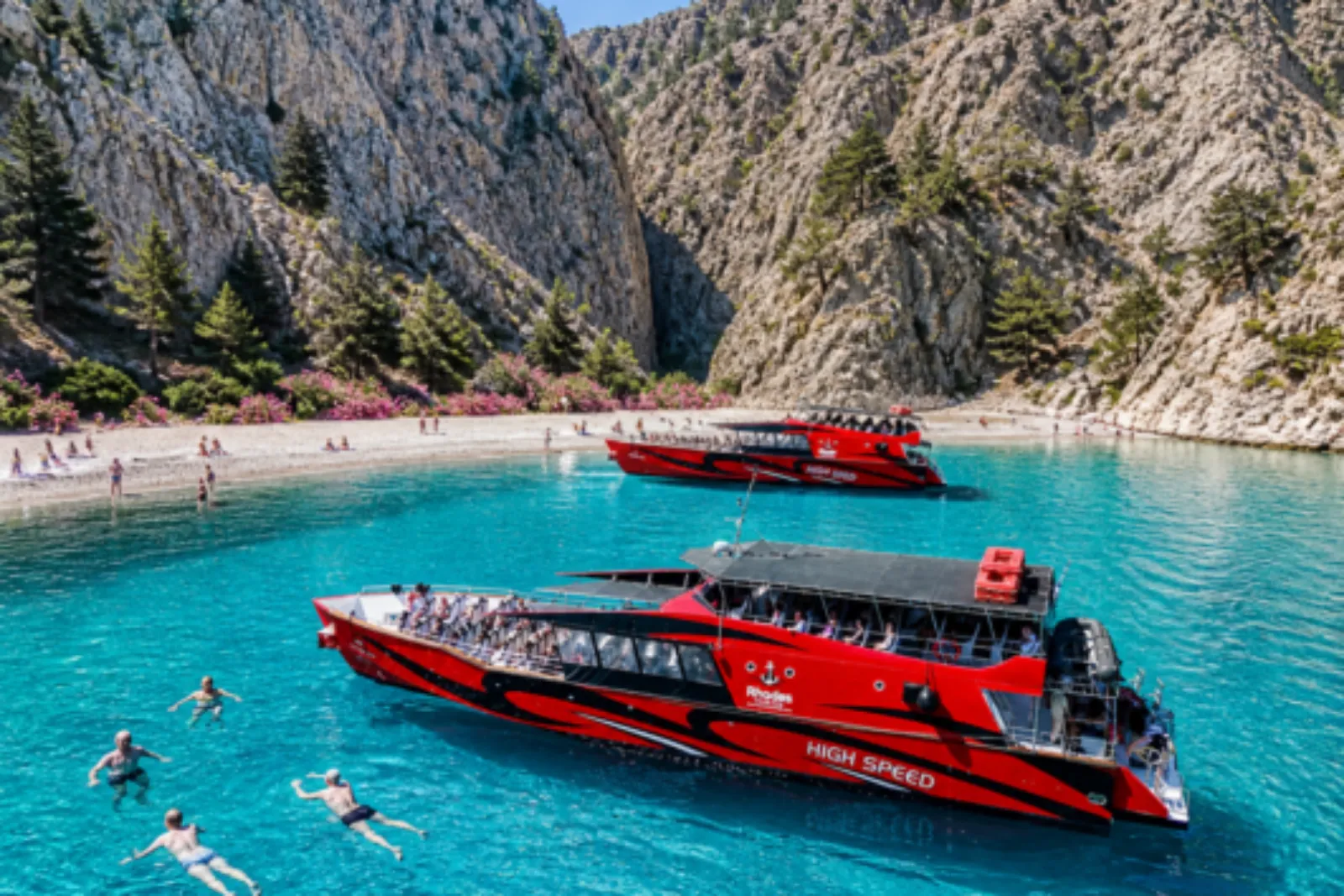 Rodos'tan Symi'ye giden bir feribotun manzarası ve Symi adasının renkli limanı