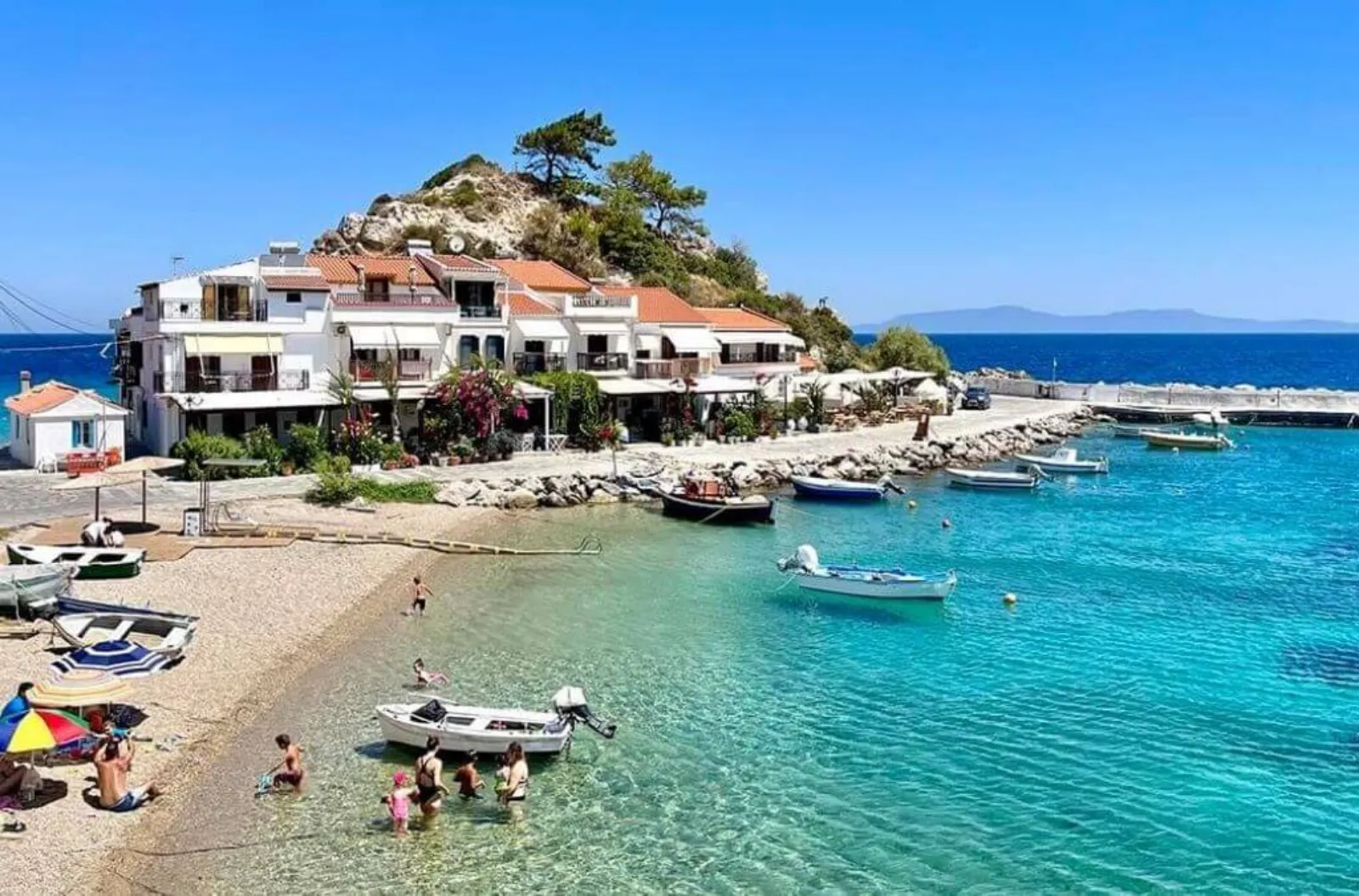 Samos Adası'nın Pythagoreio limanından gün batımı manzarası, antik kalıntılar ve Ege Denizi